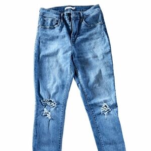 Classic and flattering Levi’s 721 High Rise Skinny Jeans in a medium blue wash.